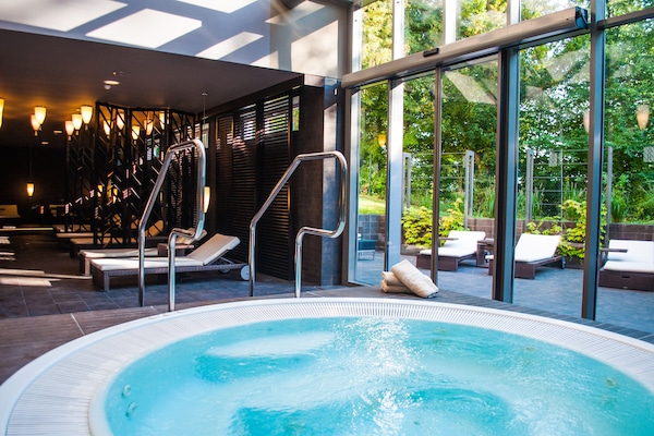 Indoor spa tub