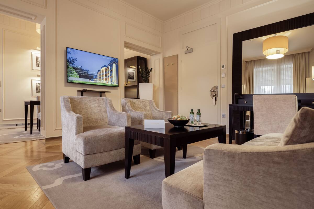Suite – royal (park view) | Sengetøy av topp kvalitet, minibar, safe på rommet og skrivebord