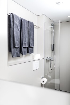 Chuveiro, produtos de toalete grátis, secador de cabelo 