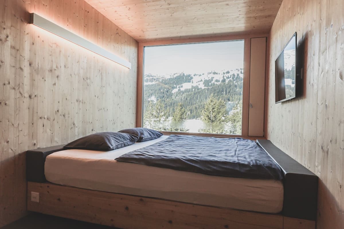 hypo-allergenic bedding, soundproofing, free wifi, bed sheets