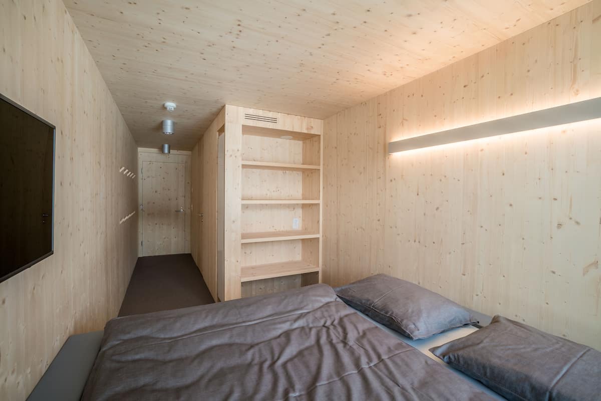 hypo-allergenic bedding, soundproofing, free wifi, bed sheets