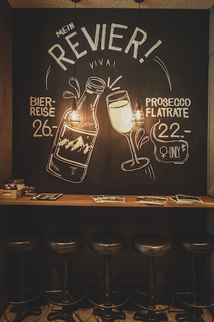 Lunch and dinner served, international cuisine