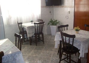 Café da manhã com buffet grátis todos os dias