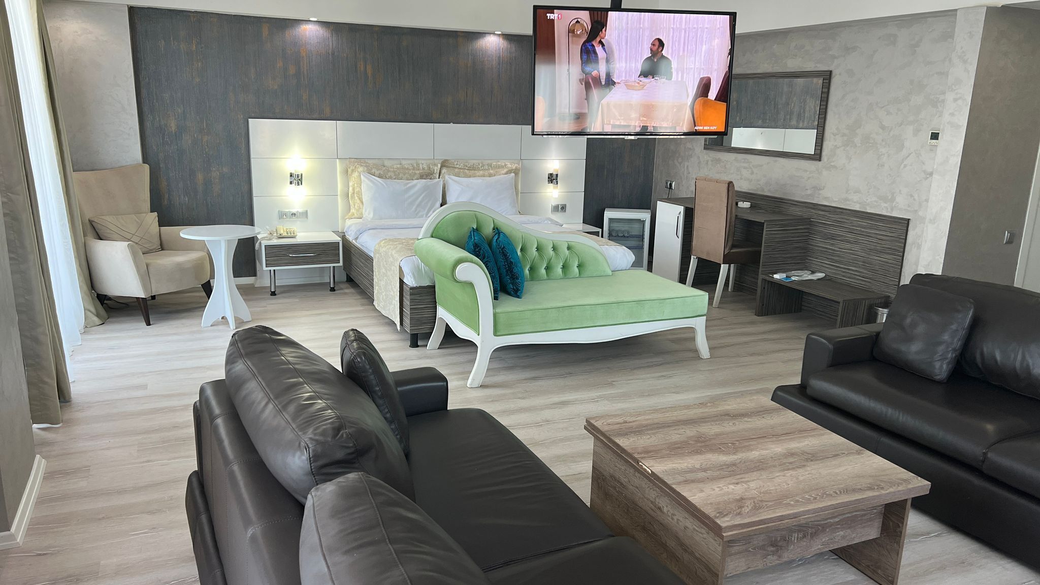 BALKONLU PRINCE SUITE | Minibar, in-room safe, desk, laptop workspace