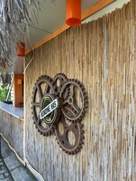 A wall with two large gears and a sign that reads "KENNIE HAS".