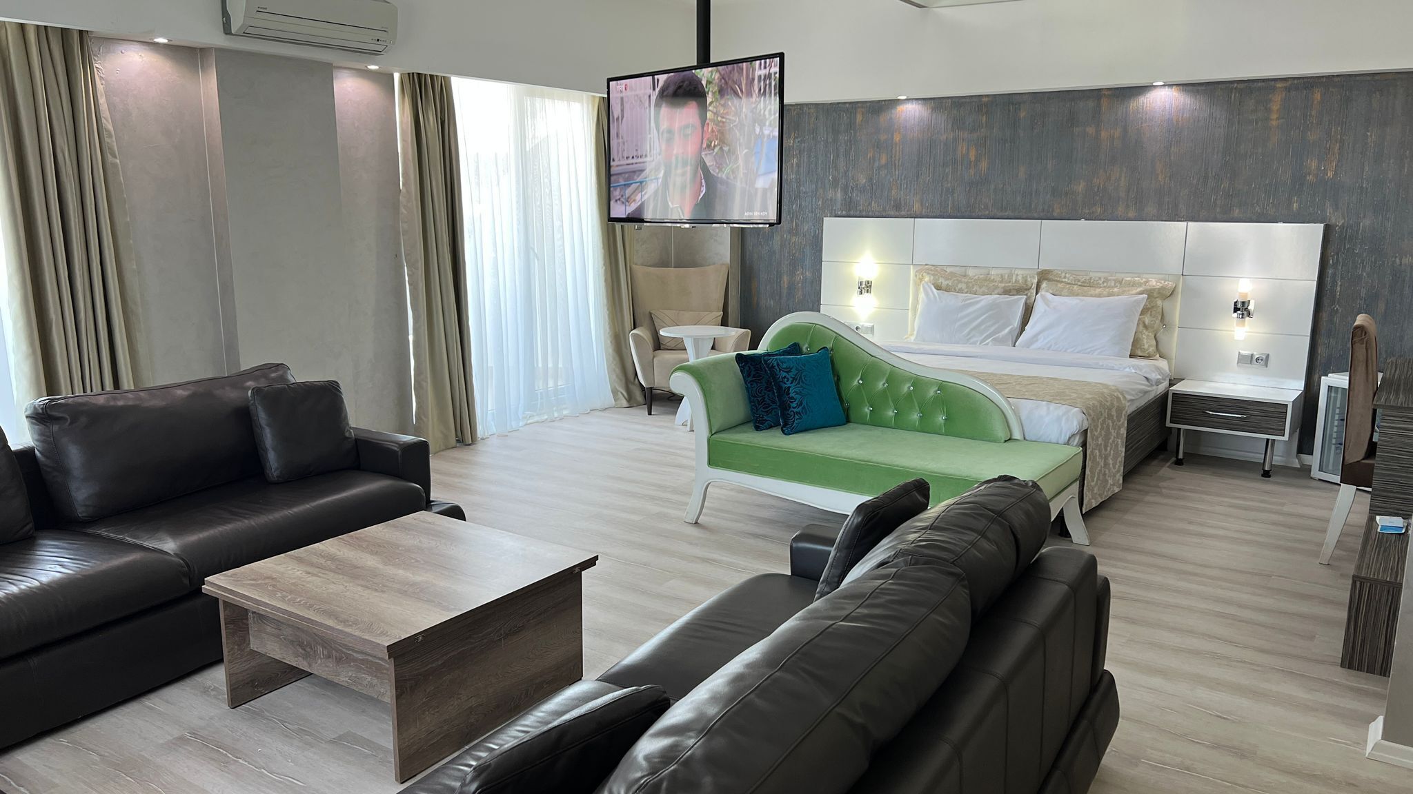 BALKONLU PRINCE SUITE | Minibar, in-room safe, desk, laptop workspace