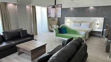 BALKONLU PRINCE SUITE | Minibar, in-room safe, desk, laptop workspace