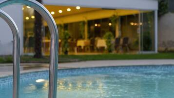 Piscina interna, piscina externa, guarda-sóis, espreguiçadeiras