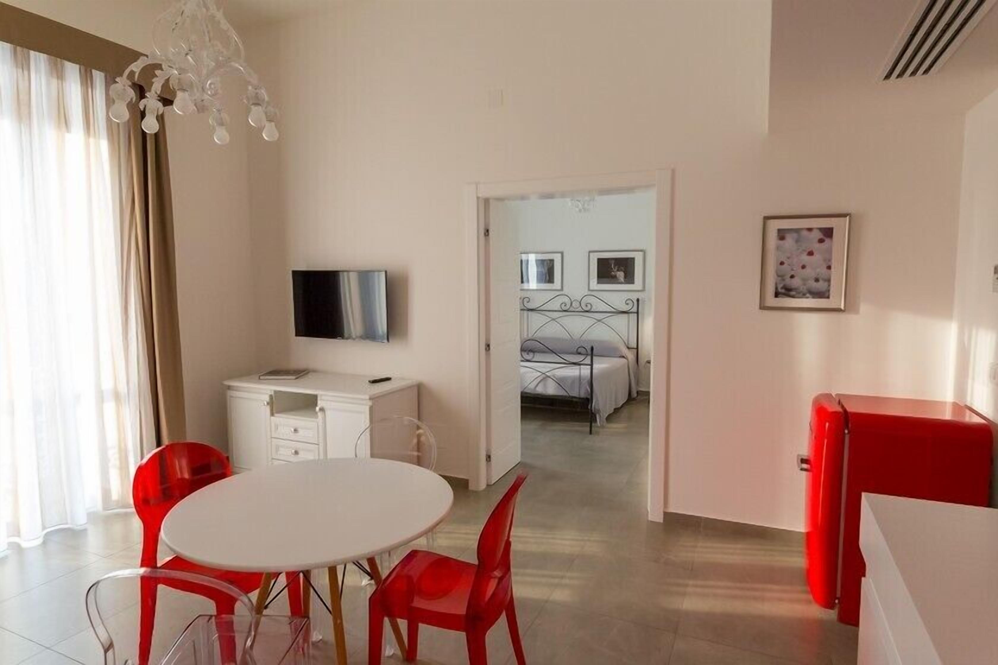 Suite | Living area | 40-inch flat-screen TV with digital channels, TV