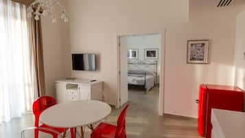 Suite | Living area | 40-inch flat-screen TV with digital channels, TV