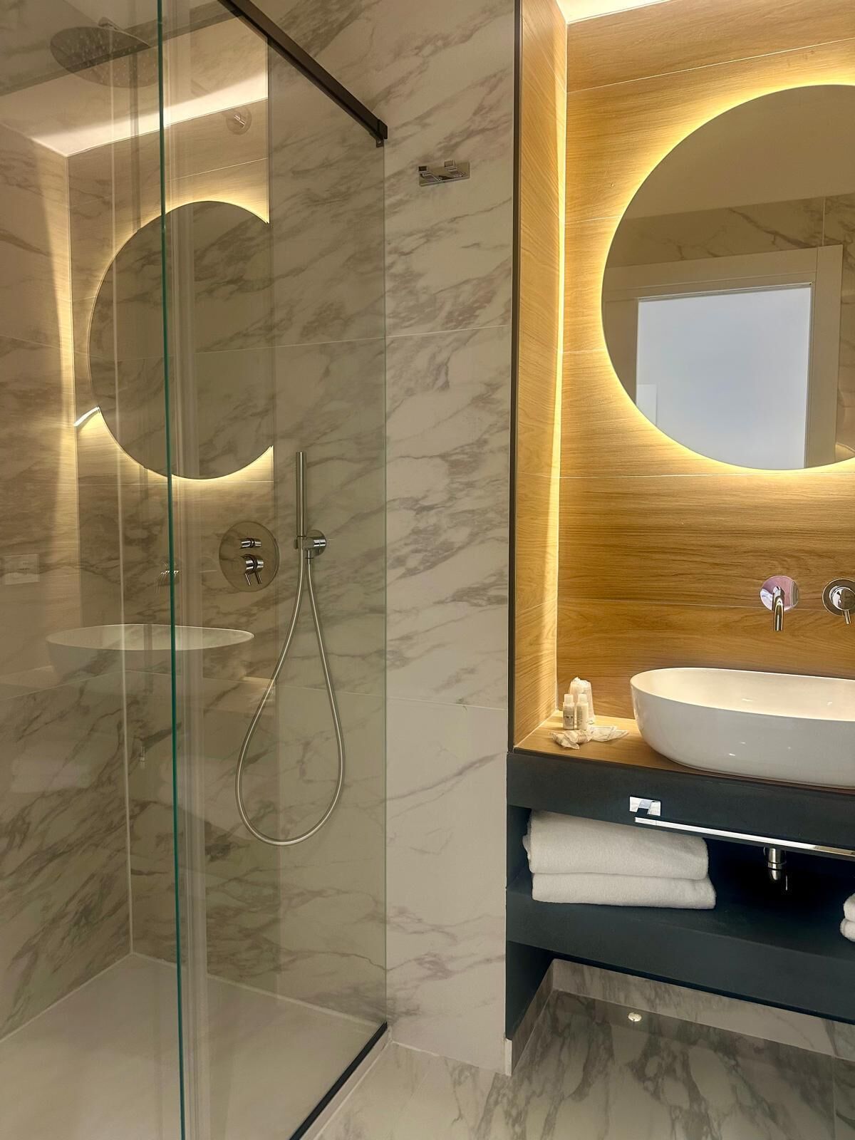 Vierbettzimmer | Hochwertige Bettwaren, Minibar, Zimmersafe, individuell dekoriert