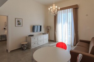 Suite | Living area | 40-inch flat-screen TV with digital channels, TV