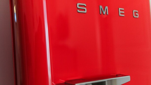 Un objeto rojo con las letras "SMEG" visibles.
