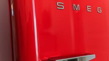 Un oggetto rosso con le lettere "SMEG" ben visibili.