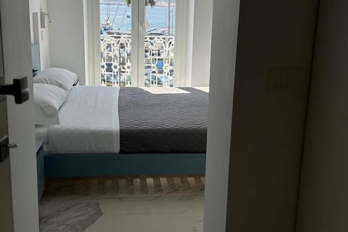 Quarto casal | Roupas de cama premium, frigobar, cofres nos quartos