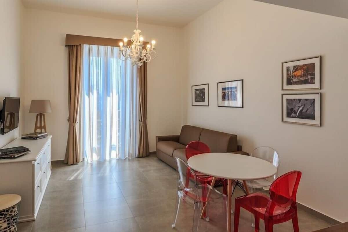 Suite | Living area | 40-inch flat-screen TV with digital channels, TV