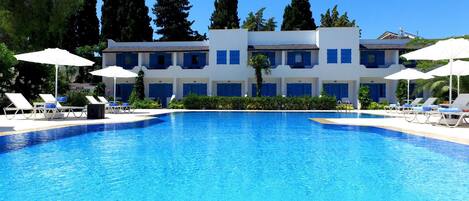 Outdoor pool, pool umbrellas, sun loungers