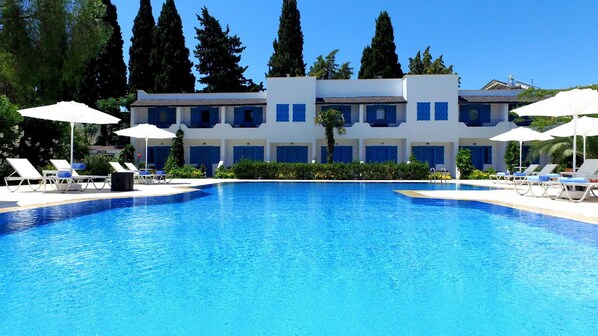 Piscine extérieure, parasols de plage, chaises longues