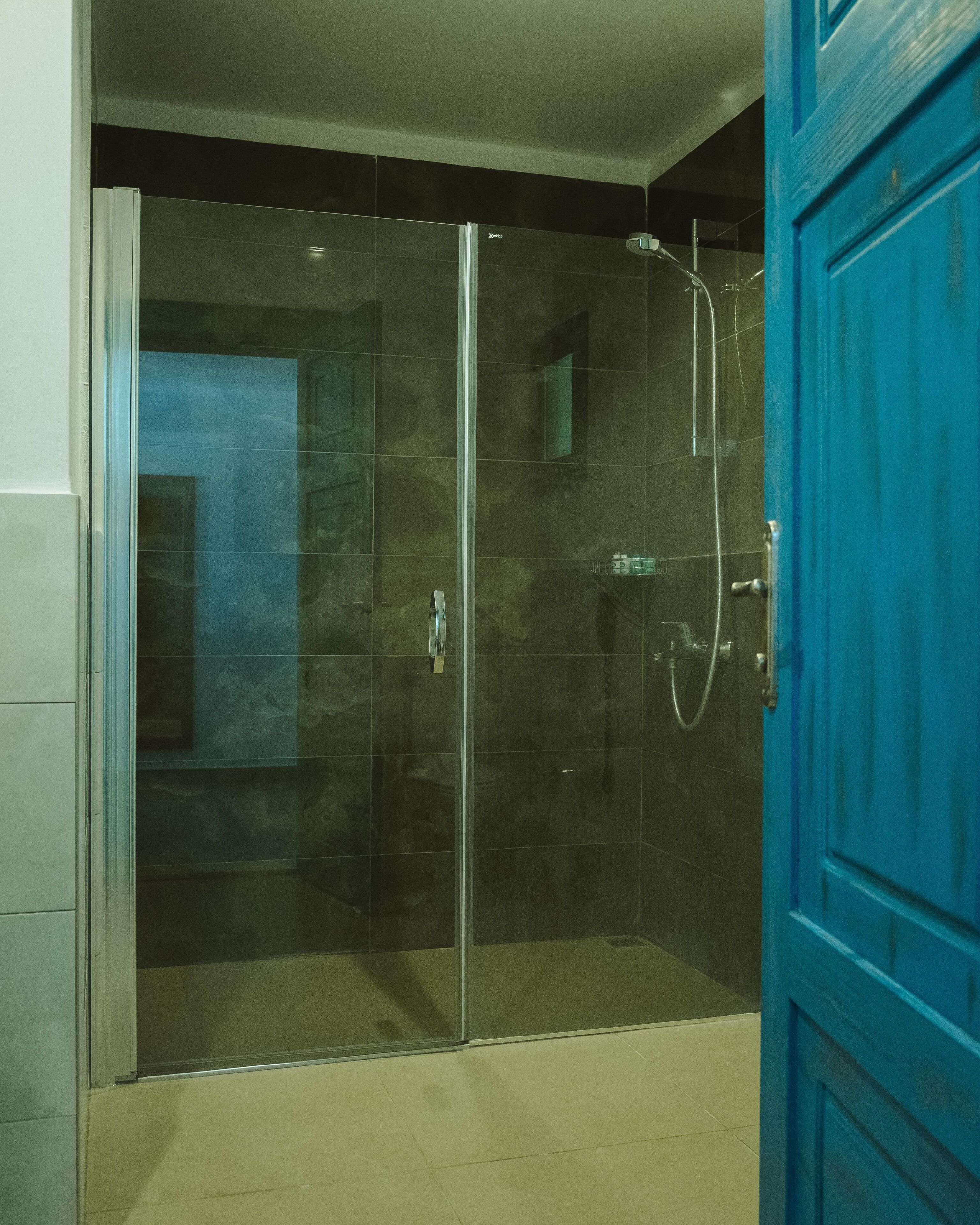Een douche, een regendouche, gratis toiletartikelen, een haardroger