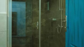Een douche, een regendouche, gratis toiletartikelen, een haardroger