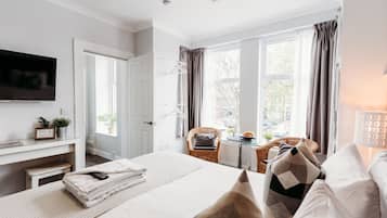 Signature Studio Suite, 1 King Bed, Non Smoking, Kitchenette | 1 bedroom, Egyptian cotton sheets, premium bedding, desk