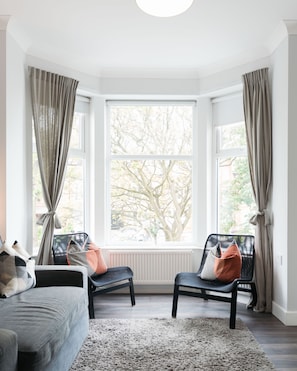 Televisión de pantalla plana, piso con calefacción