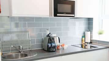 Refrigerador, microondas, placa de cocina, cafetera expreso