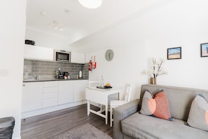 Departamento estándar, 1 habitación, para no fumadores, cocineta | Cocina privada | Refrigerador, microondas, parrilla de estufa y cafetera de espresso 