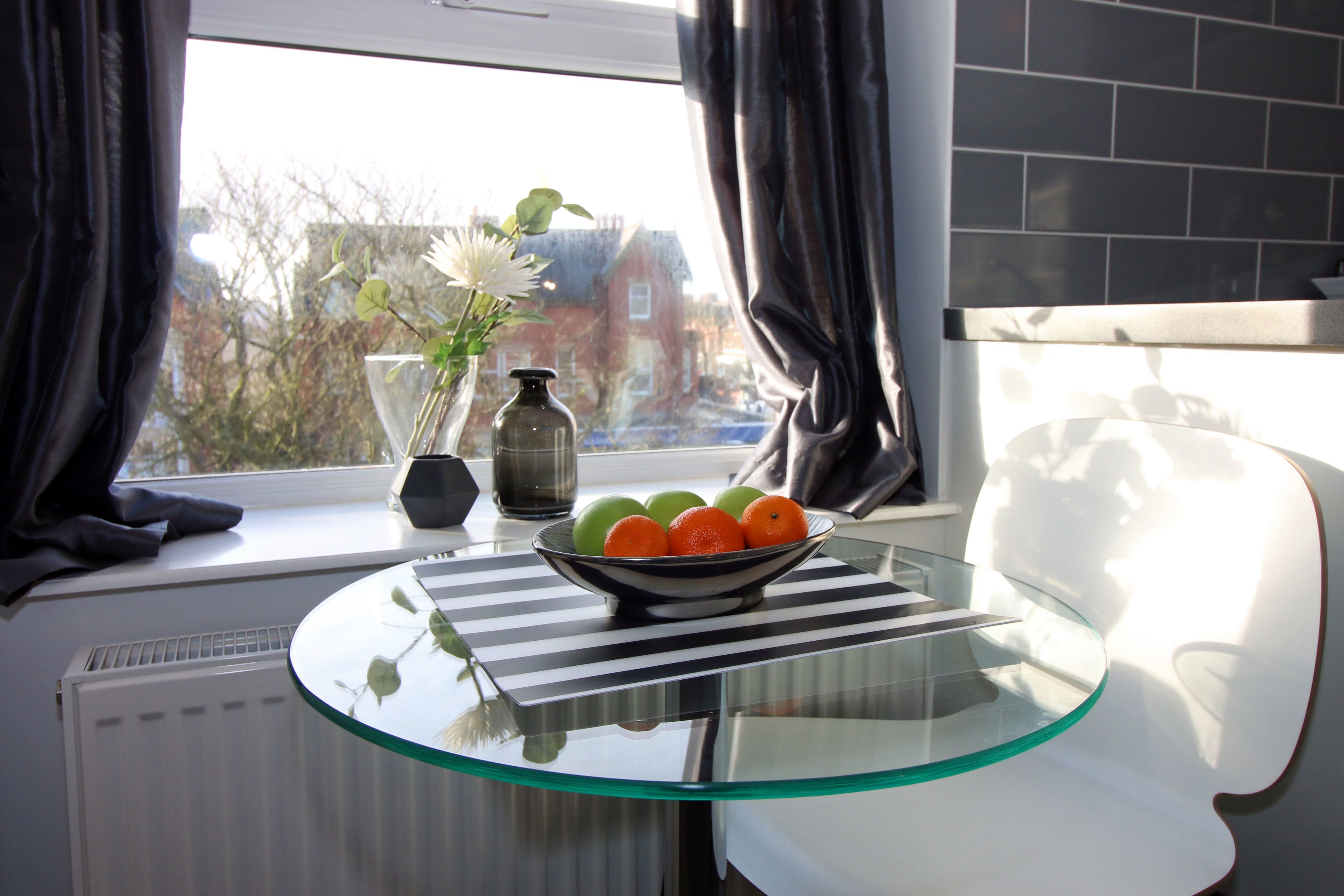 Junior Studio, 1 King Bed, Non Smoking, Private Bathroom | In-room dining