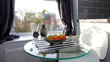 Junior Studio, 1 King Bed, Non Smoking, Private Bathroom | In-room dining