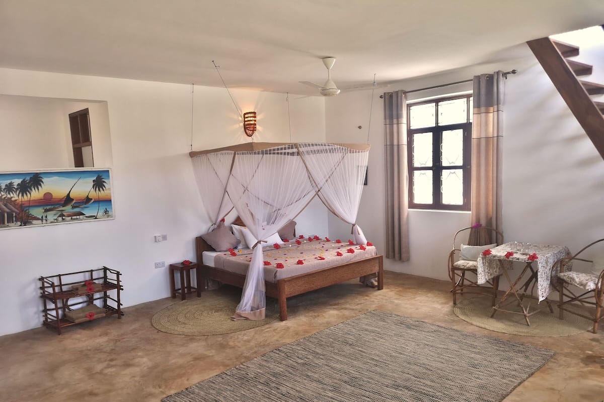 Bungalow superior, varias camas, terraza, vistas a la piscina | Espacio para trabajar con un portátil y cortinas opacas