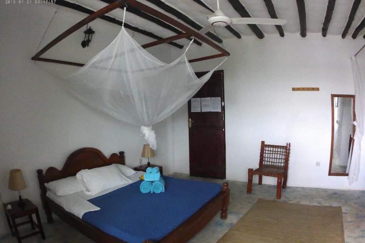 Habitación estándar doble, 1 cama de matrimonio, baño privado, vistas al patio | Espacio para trabajar con un portátil y cortinas opacas
