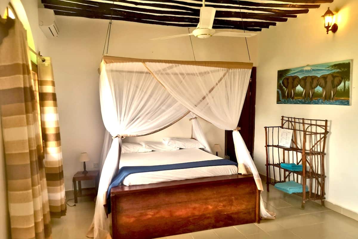 Habitación Confort doble, 1 cama de matrimonio, baño privado, vistas al jardín | Espacio para trabajar con un portátil y cortinas opacas