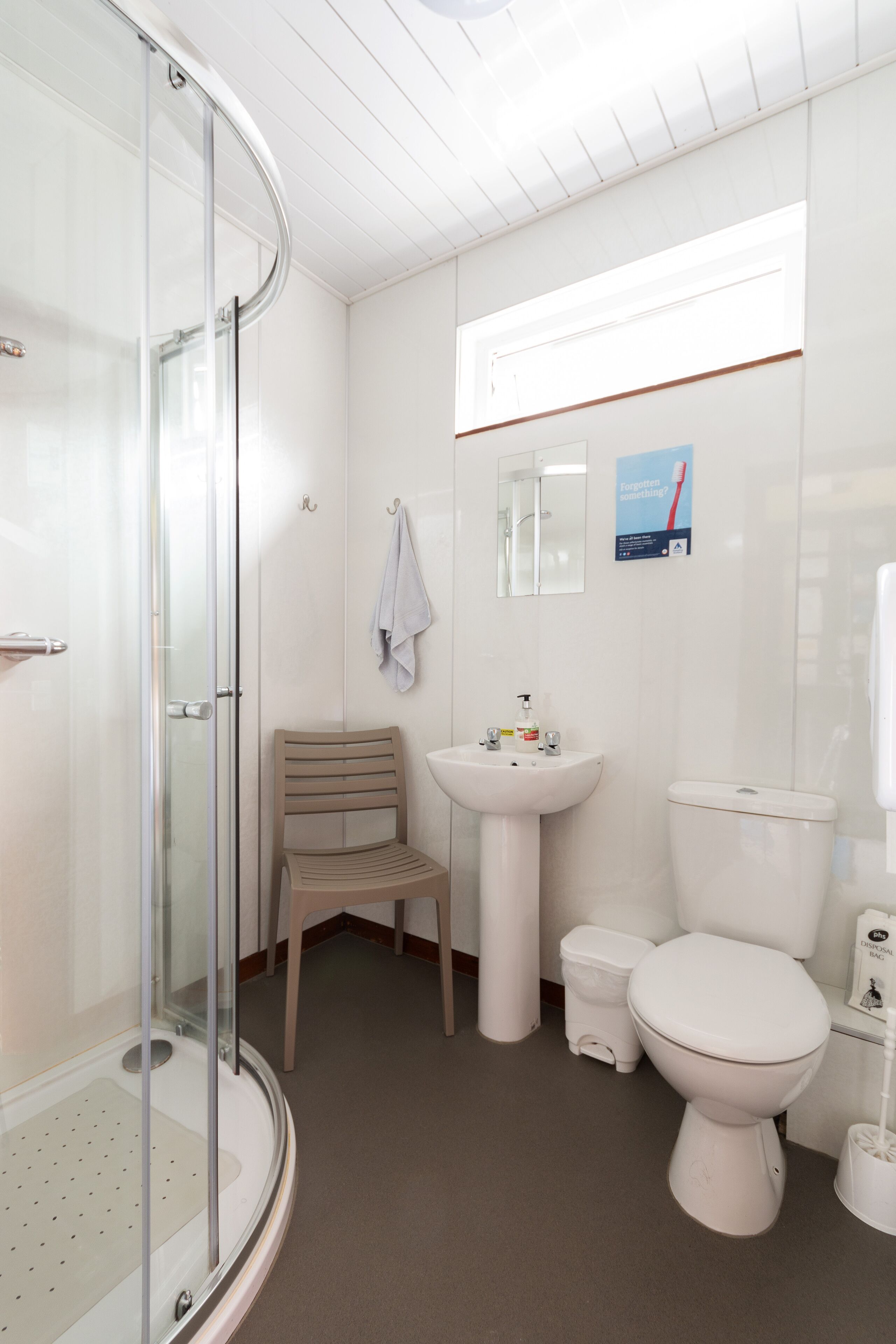 Vierpersoonskamer, gedeelde badkamer | Badkamer | Een douche