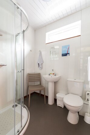 Habitación cuádruple, baño compartido | Baño | Regadera 
