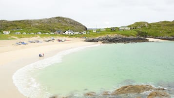 Nära stranden och vit sandstrand