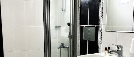 Douche, articles de toilette gratuits, sèche-cheveux, chaussons