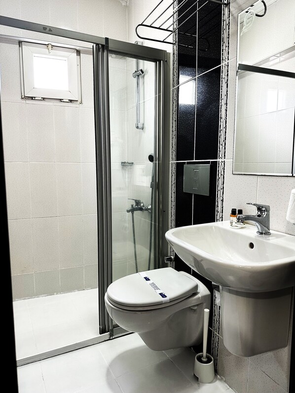 Dusche, kostenlose Toilettenartikel, Haartrockner, Hausschuhe
