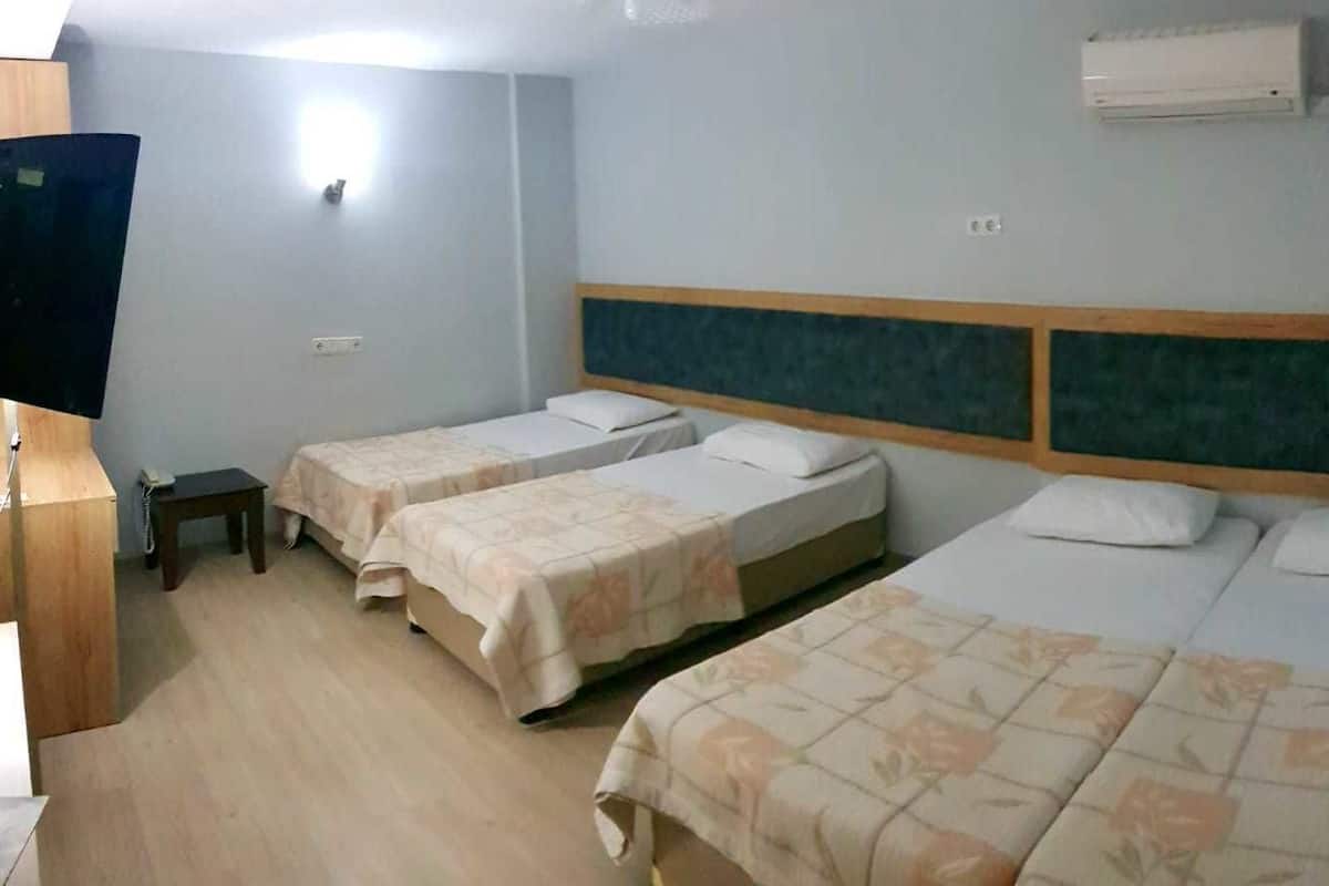 Quadrupla Economy | Bagno | Doccia, set di cortesia gratuito, asciugacapelli, pantofole