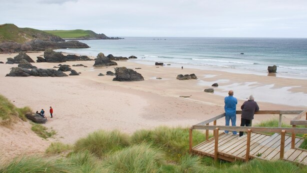 A beach with rocky outcrops and a wooden viewing platform. - Durness Youth Hostel (Durness)