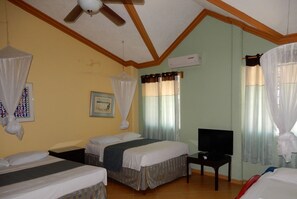 Double Room, Garden View | Bed sheets - Hôtel Villa Lamarre (Saint-Marc)