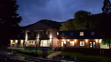 Voorkant accommodatie - avond/nacht