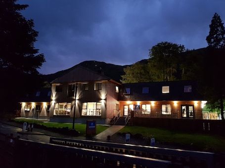 Fachada de la propiedad por la tarde o noche. Glen Nevis Youth Hostel