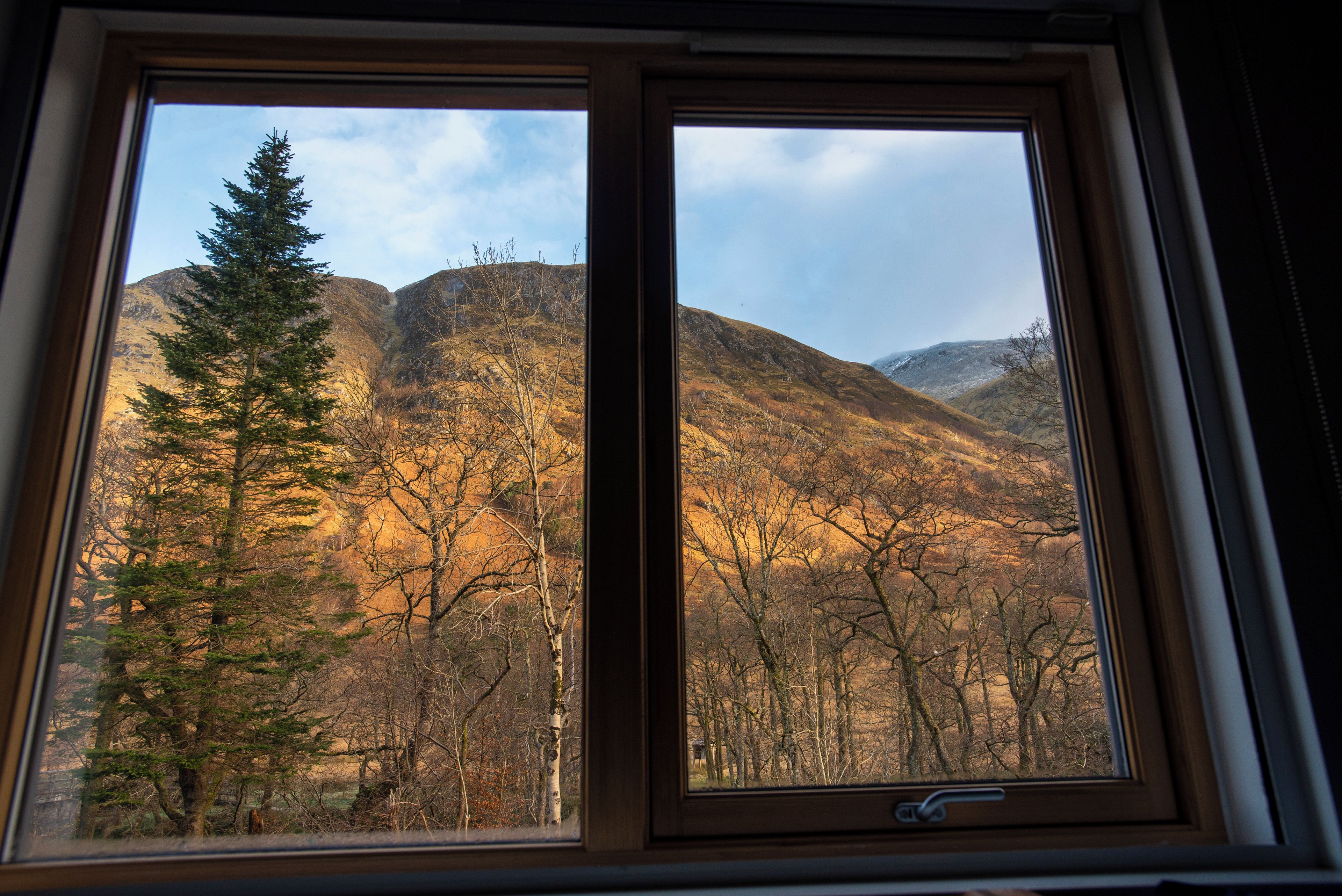Una ventana con vista a un paisaje montañoso.