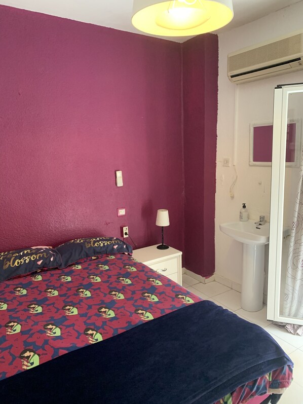 Blackout curtains, free WiFi