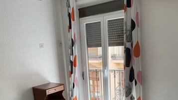 Blackout curtains, free WiFi