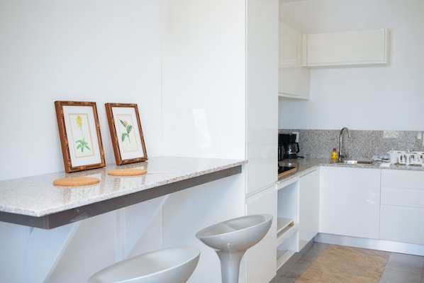 Departamento Confort | Cocina privada | Refrigerador con congelador, microondas, horno y parrilla de estufa 