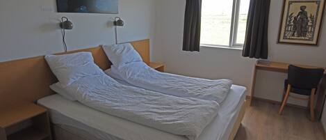 1 bedroom, hypo-allergenic bedding, desk, laptop workspace