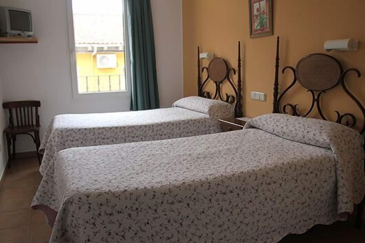 Twin Room, 2 Katil Bujang (Single) | Meja, langsir/tirai gelap terus, Wi-fi percuma