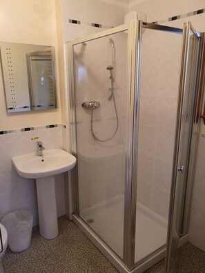 Double Room, Ensuite | Bathroom | Shower, toilet paper - Portree Youth Hostel (Portree)